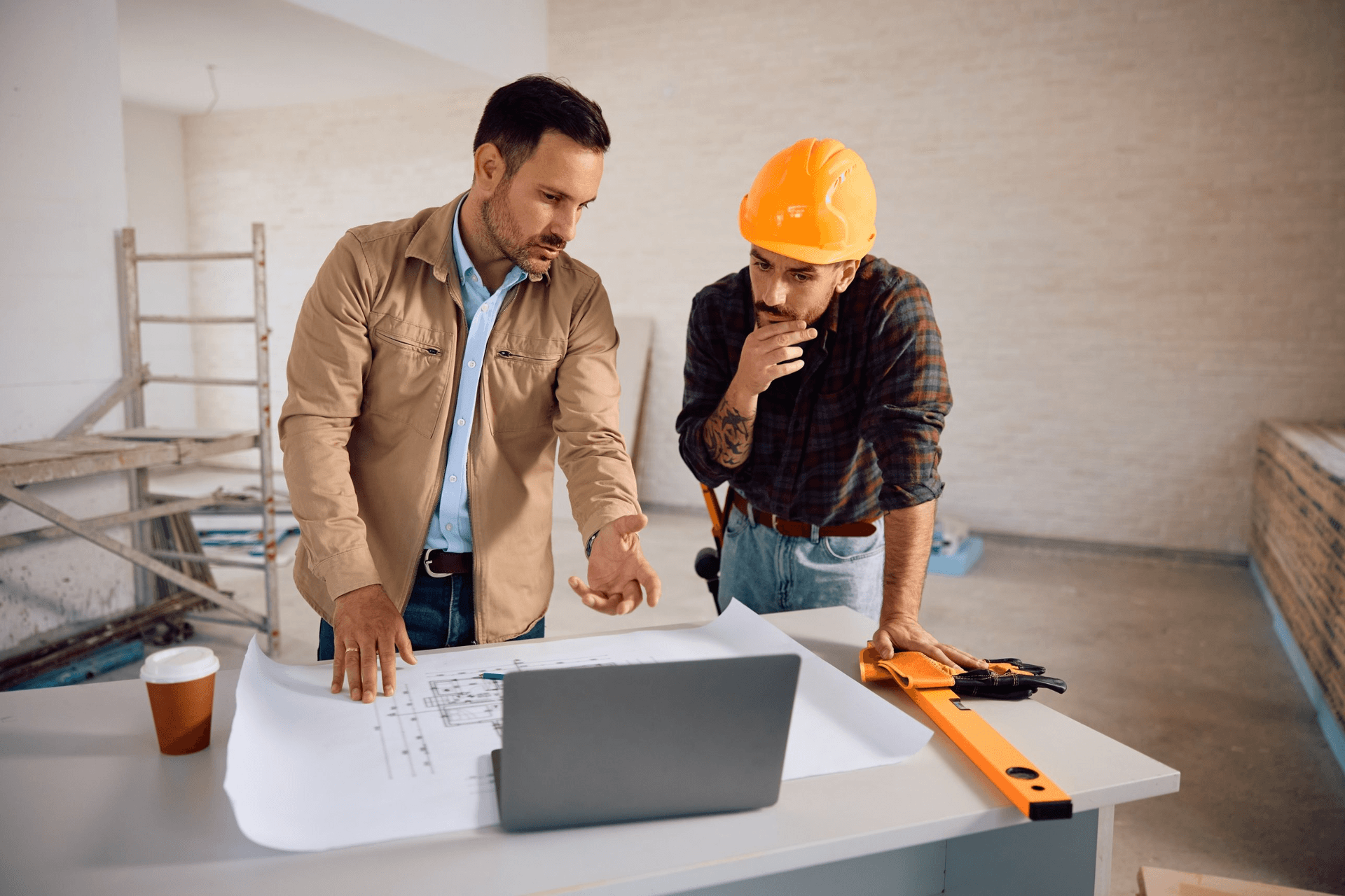 Estimator and Painter working on the Pricing